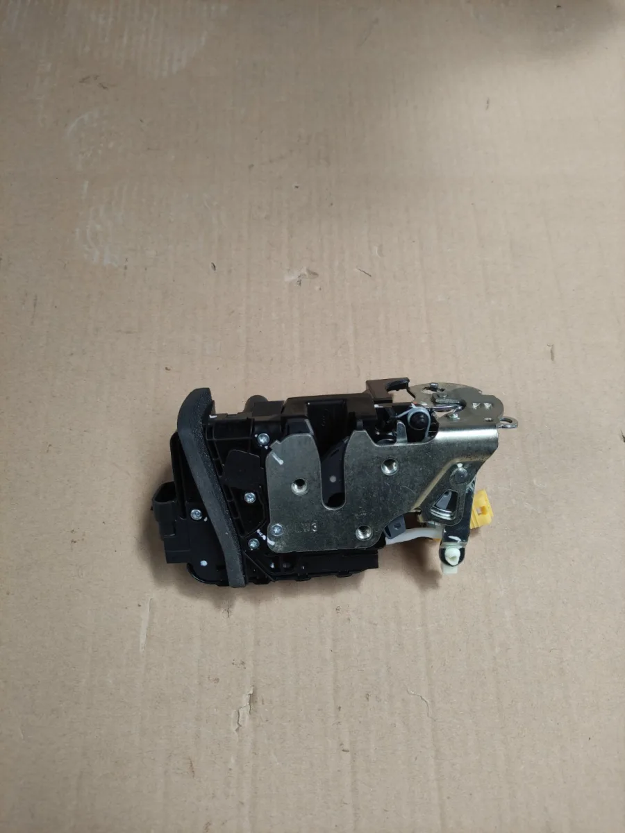قفل درب جلو چپ | J60-6105010
