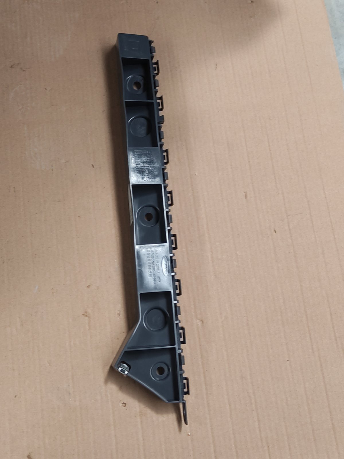 پایه راست سپر عقب | J60-2804512BD