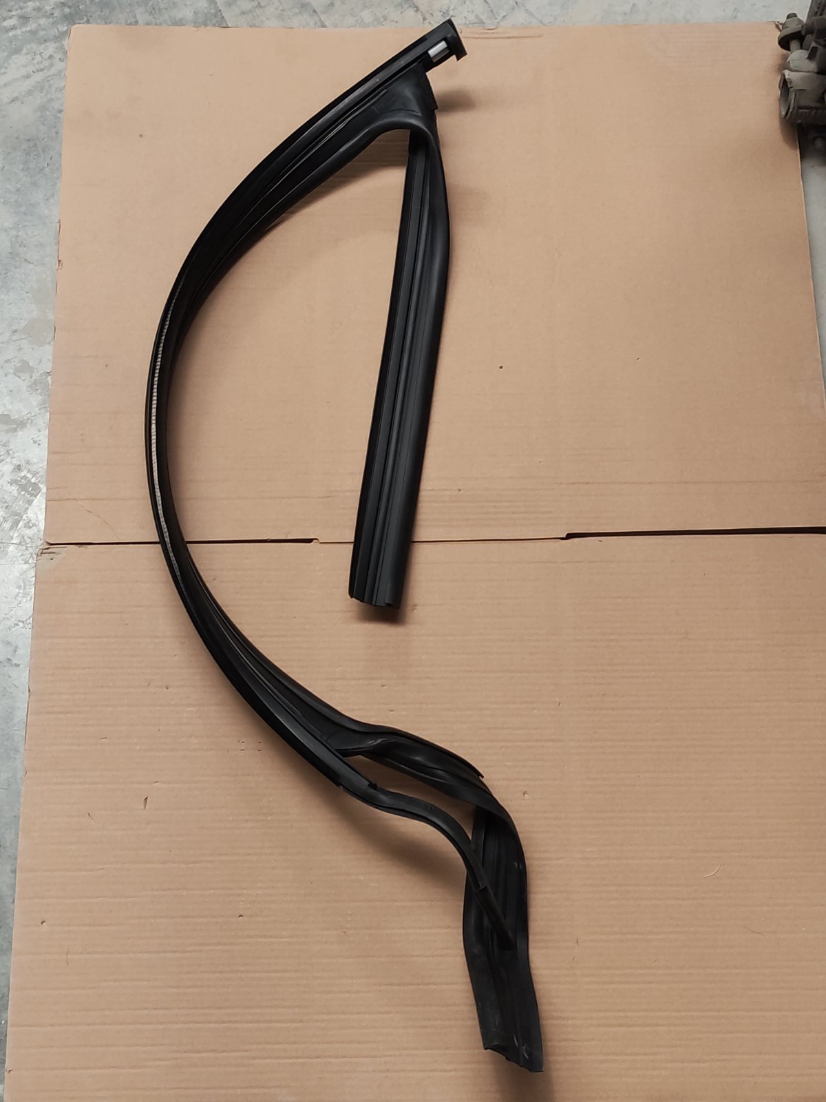 نوار دور شیشه درب جلو راست | A13-6107052