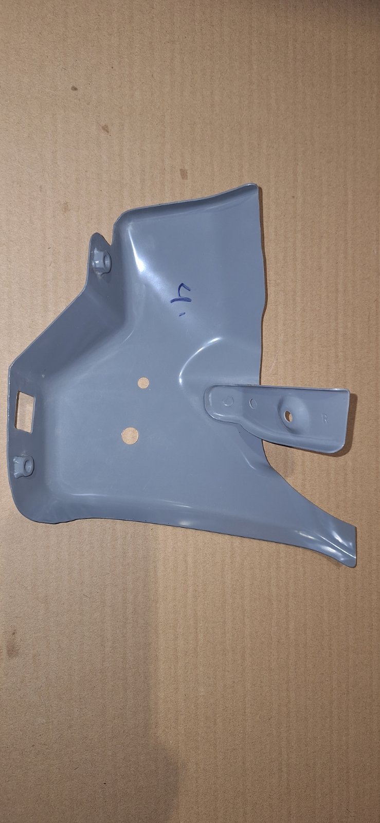 پایه پائینی گلگیر جلو راست | J00-8403760-DY
